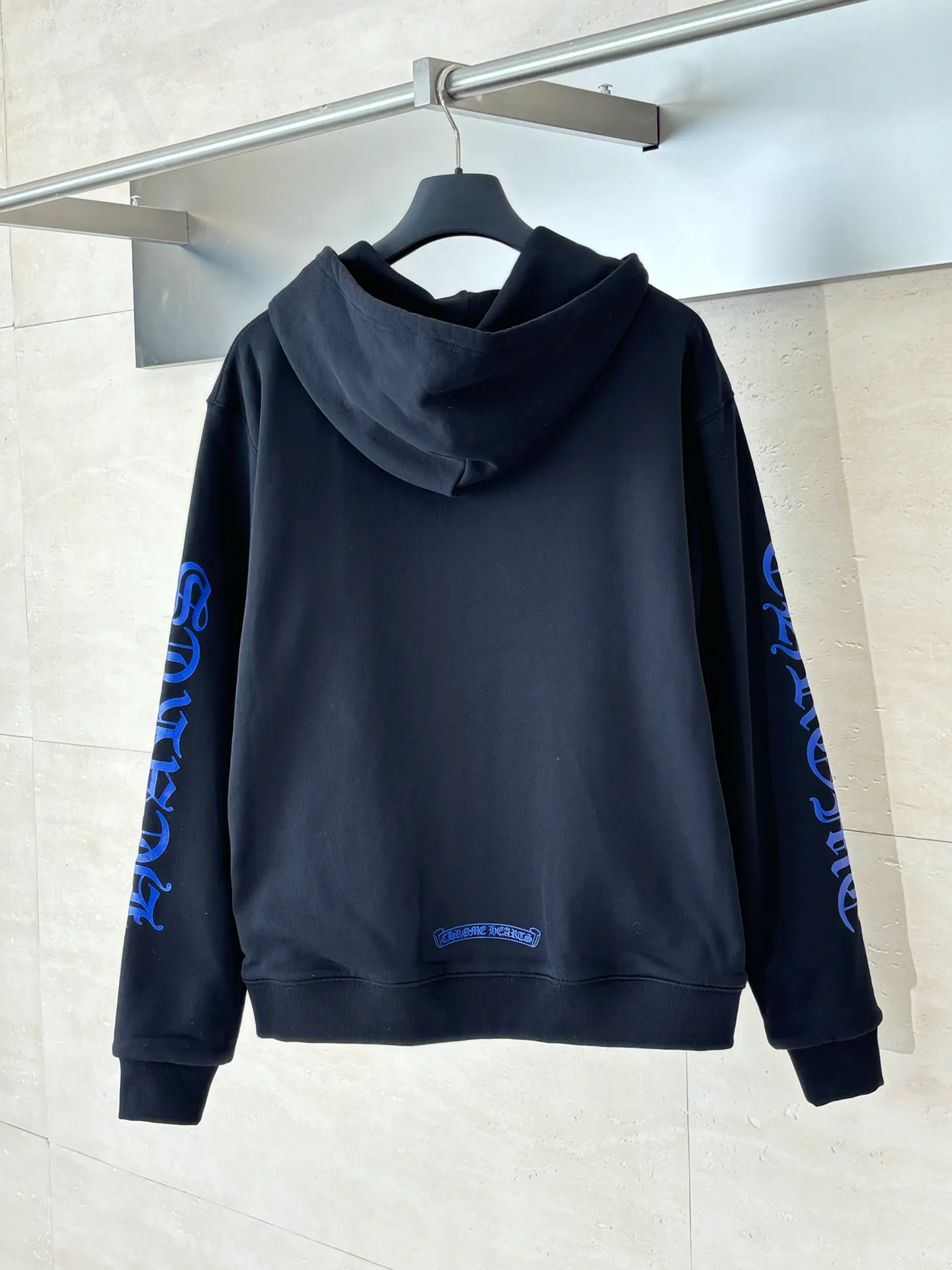 P490 Chrome Heart*/Chrome Heart's new Ch blue Sanskrit printed zipper hooded sweatshirt is made of high-quality cotton fabrics and has a loose shoulder cut that is not flattering on the figure. It can provide the wearer with a comfortable and comfortable wearing experience while creating a casual and lazy fashion atmosphere. Size: S/M/L/XL
